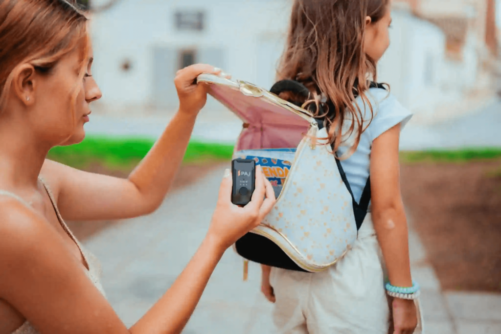 ebeveynler çocuklarının sırt çantasına GPS takip cihazı taktı